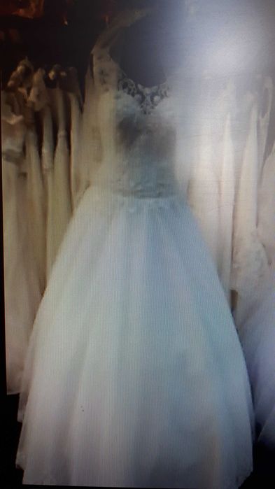 Rochia de Mireasă - culoarea: Crem-Ivory - stare excelenta, este noua