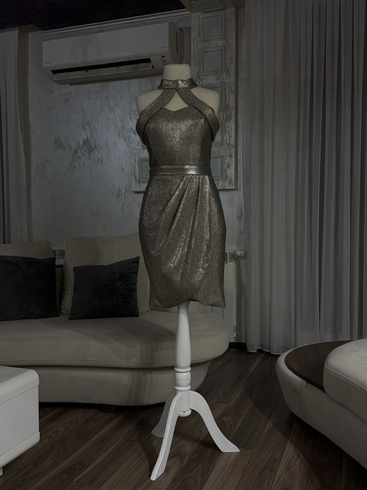 Елегантна вечерна рокля в металически златист нюанс