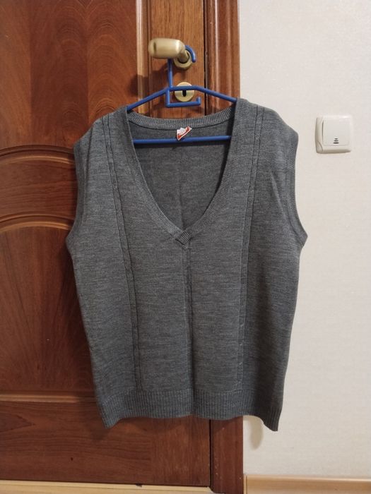 темно-серый вязаный мужской жилет