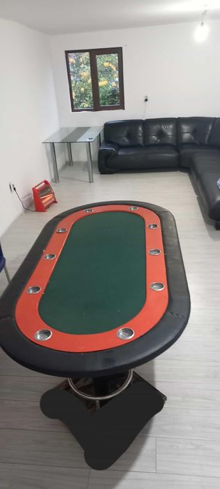 Masa poker și jetoane