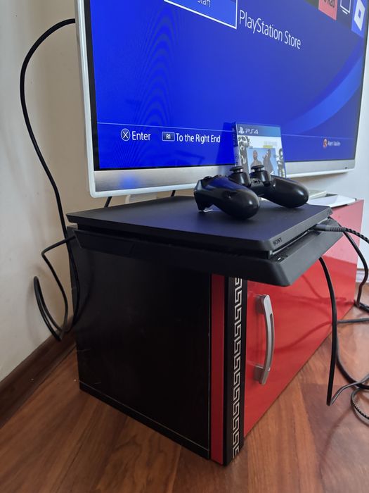 Ps4 Slim 500gb в много добро състояние с един джоистик и игра подарък