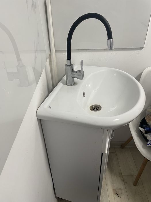 Кухоннный шкаф, смеситель