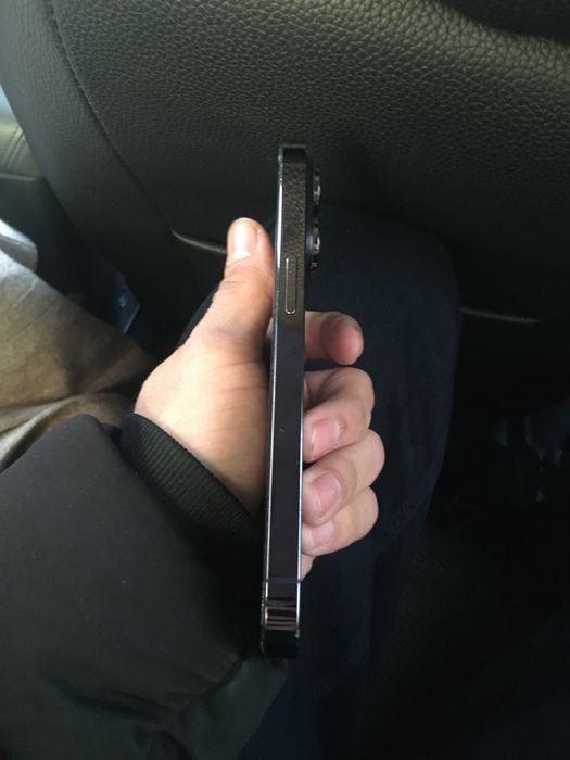 Iphone 14 pro sotiladi ekranda kichgina dogi bor