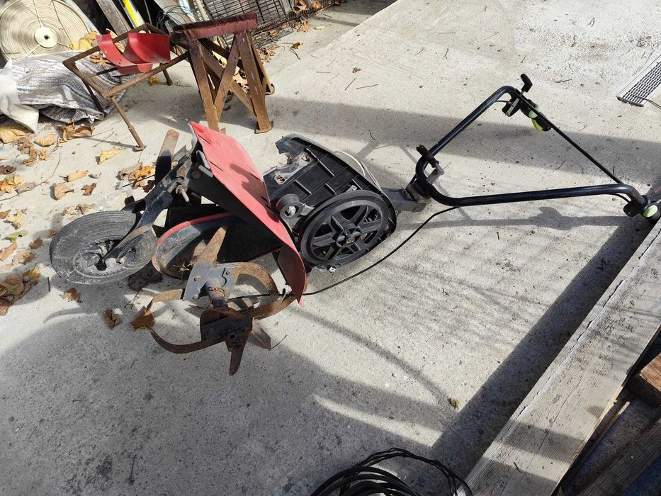 Vând săpătoare și o cositoare