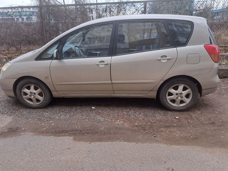 Продавам,Тойота Корола Версо 2000к 90к година на производство2003г.