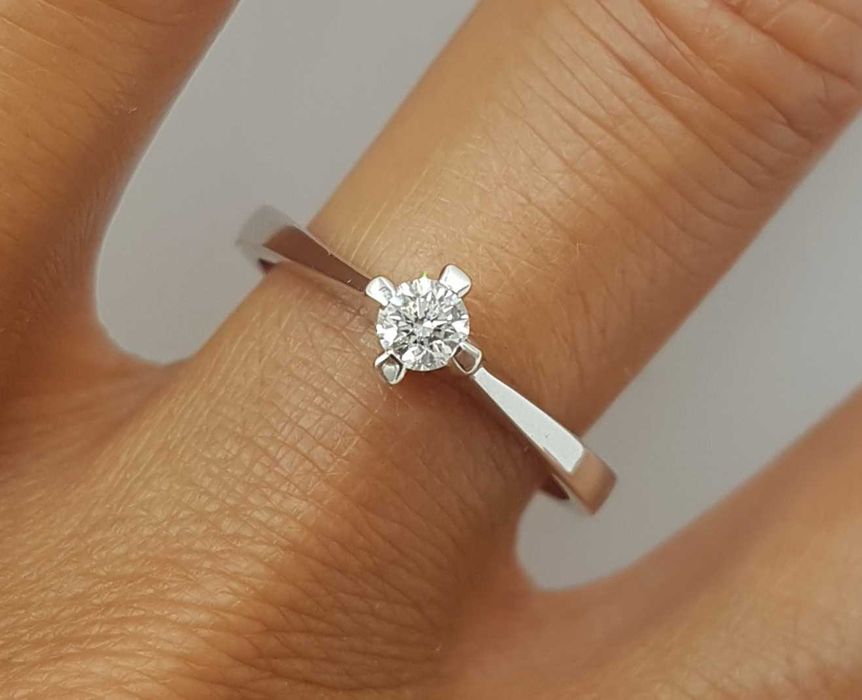 Superb inel solitaire/de logodna din aur alb 18 k si diamant natural