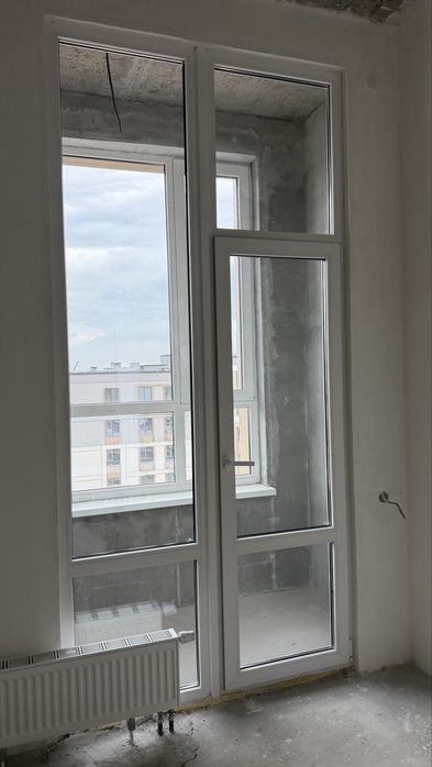 Пластиковая перегородка с дверью