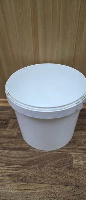 Ведро пластиковое 18-20 литров.