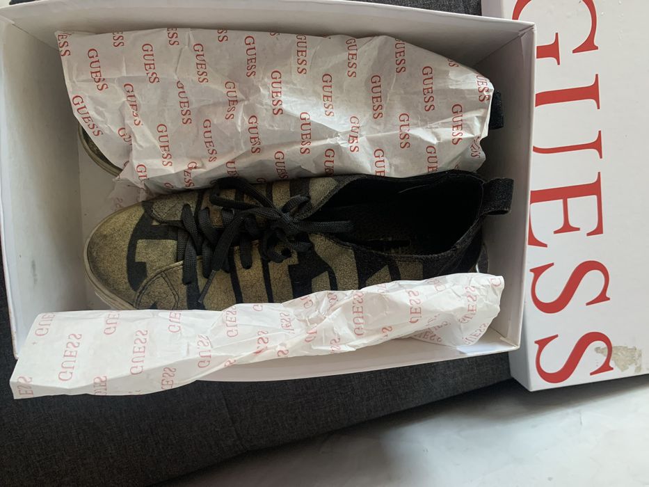 Красиви спортно елегантни кецове(обувки) Guess със златни орнаменти