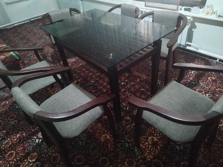 Срочно продается Мебель кухонная (стол и стулья)