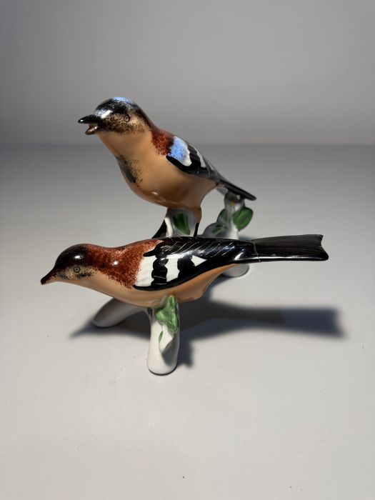 Figurina Iris Cluj din portelan pictat manual cu pasari pe creanga