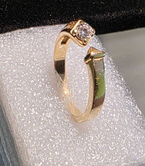 Златен пръстен с камък 14к