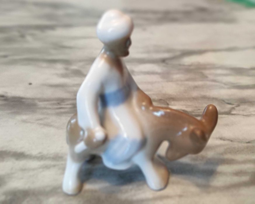 Продам фарфоровые статуэтки.