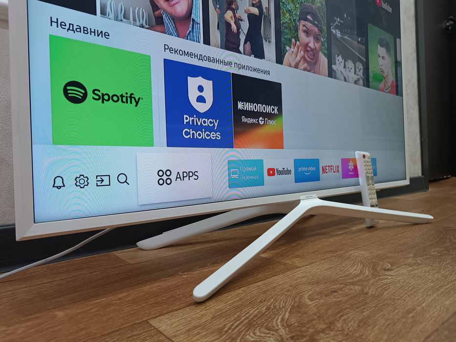 Телевизор SAMSUNG Смарт 43" Белый.