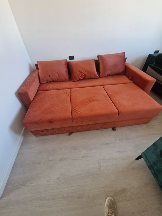 Vând canapea extensibila  cu lada de depozitare