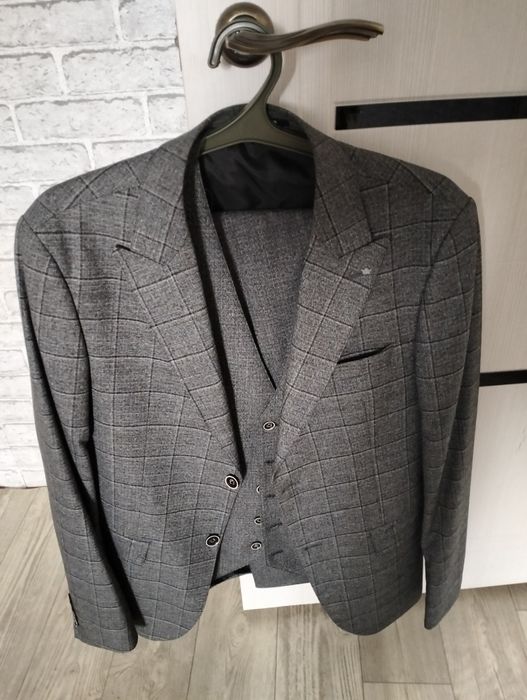 Продам костюм тройку