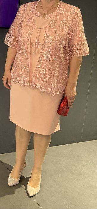 Vand rochie eleganta pentru diferite ocazii