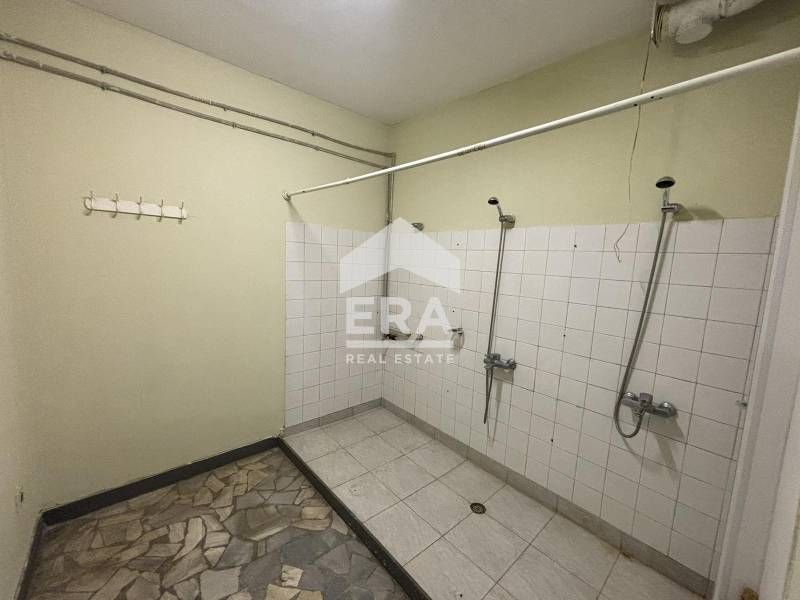 Голямо търговско помещение на хубава локация