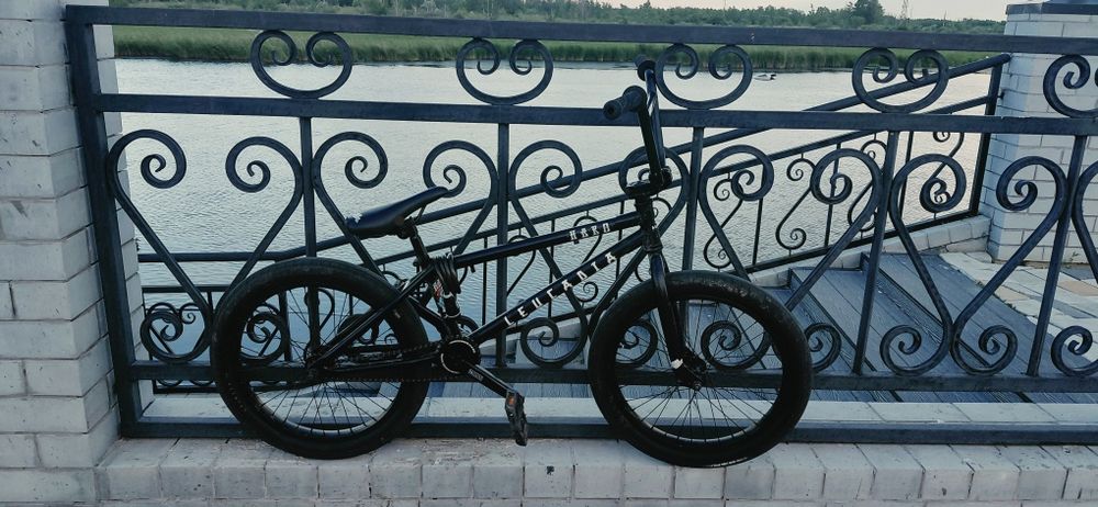Продам трюковой велосипед Bmx Haro Leucadia