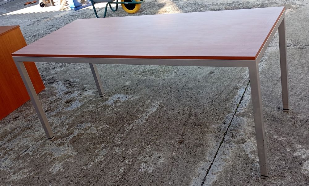 Vand mese bucatarie si birou