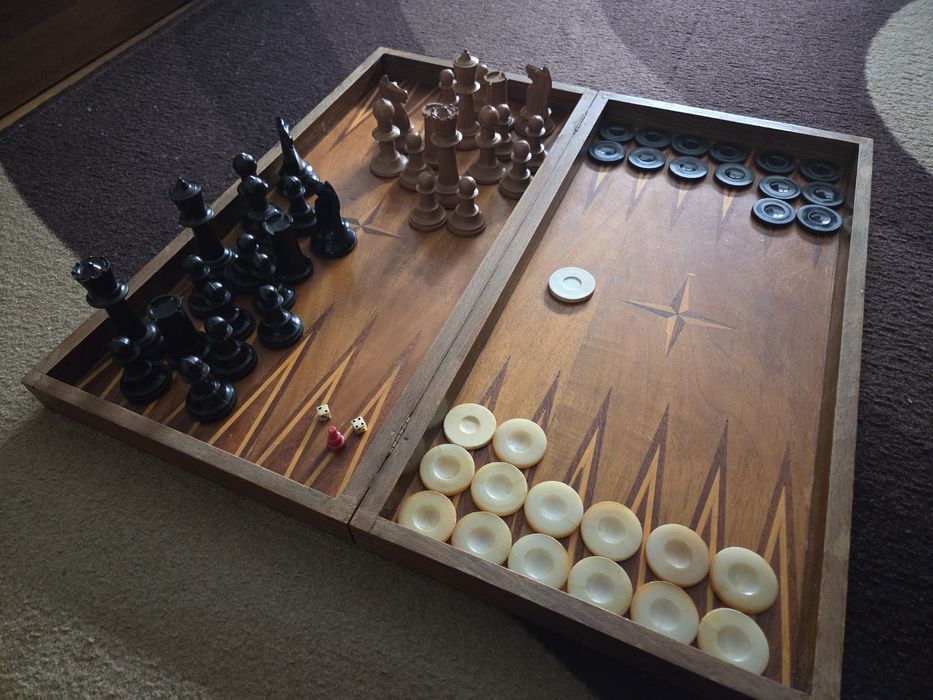 Дървен шах и табла