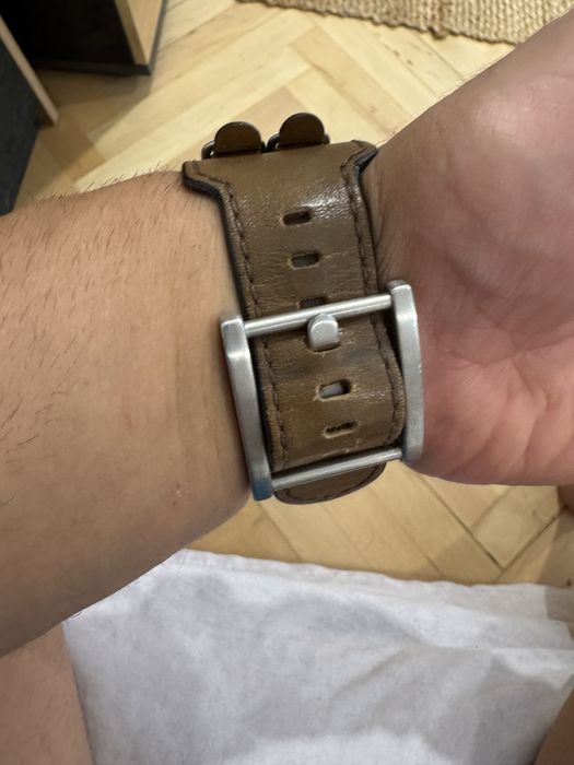 Часовник Guess стилен и изящен