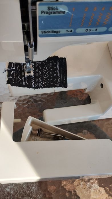 Отлично работеща шевна машина  .