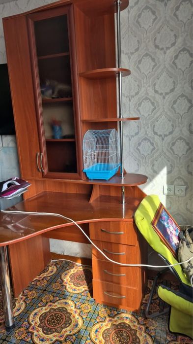 Письменный стол.