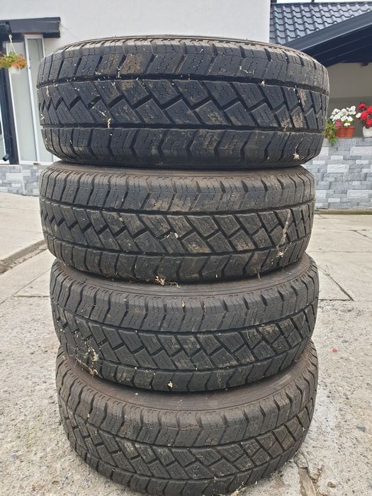 Vând cauciucuri de  t5 M.S 215/65. R16c.buc.preț 100 de lei buc .