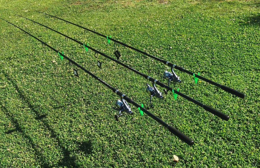 Три шарански въдици + три макари с байтрънер и влакна . НОВИ !!!