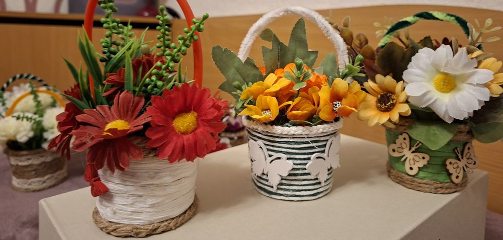 Цветя в ръчно изработена кошничка