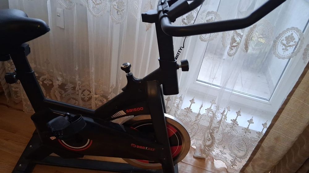 Vând bicicletă fitness impecabilă.