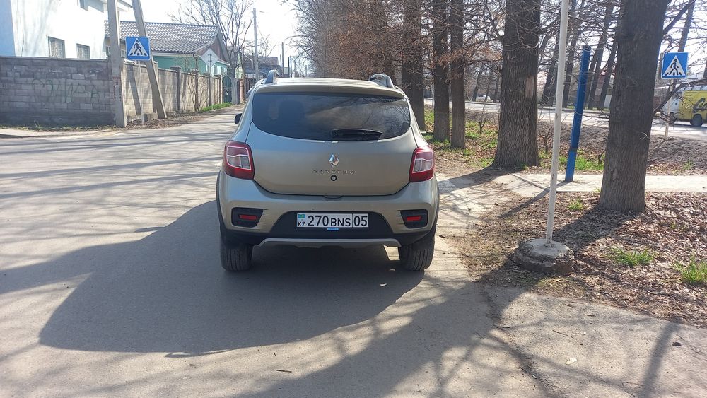 Продам срочно машина Renault Sandero