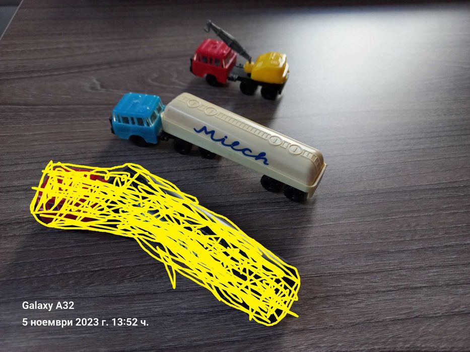 Камиончета "Татра" в мащаб ТТ 1:120, 2 броя + фенер от бившето DDR