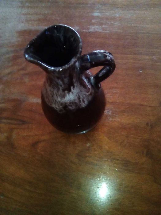 керамични чашки, канички, стомничка и един сет чашка с чинийка