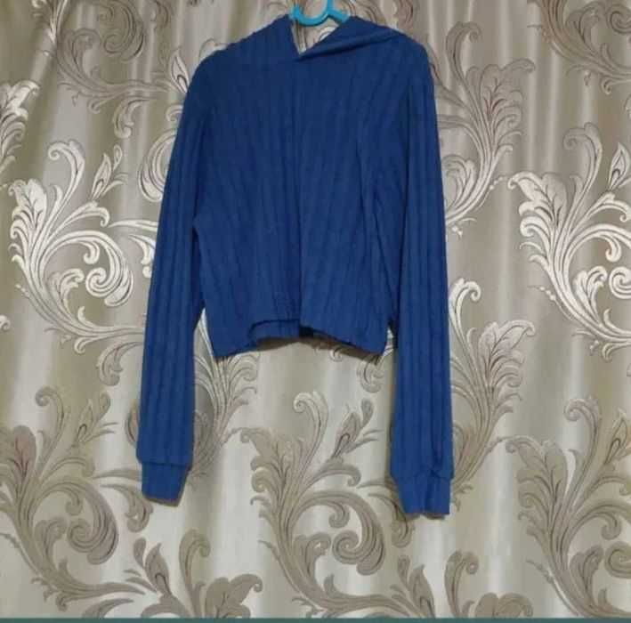 Hanorac sport casual cu glugă.