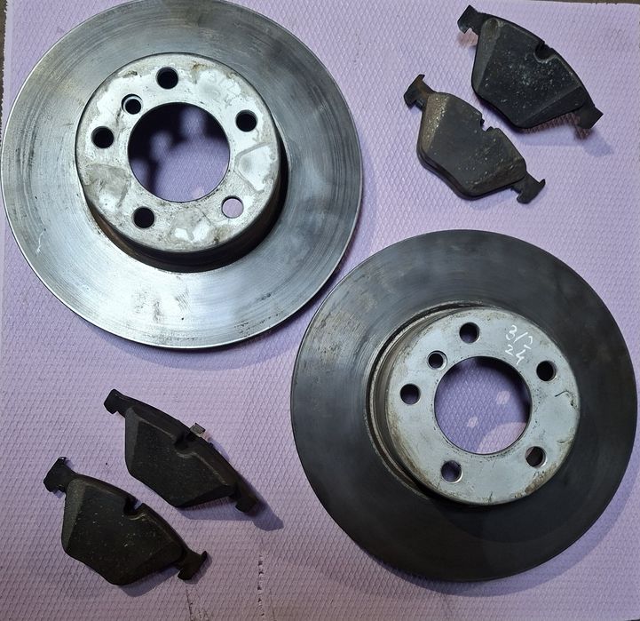 Set discuri frana fata cu plăcuțe 302 / 24 BMW E90 E91 aproape noi