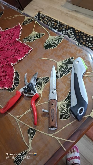 Se vinde geaca impermeabila 200 ro.set de scule 350 ron