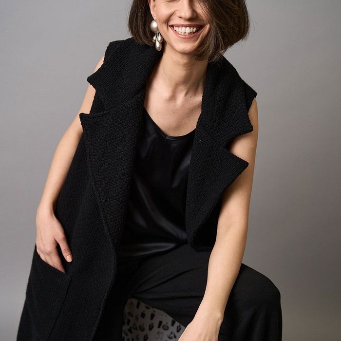 Vesta din lâna Obsidian, Komoda Design, neagra, 100% lână