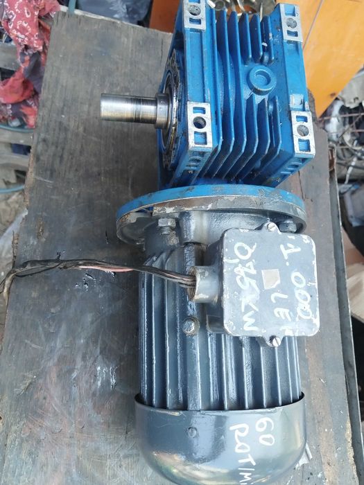 Reductor cu motor raport final 60 de rotații pe minut