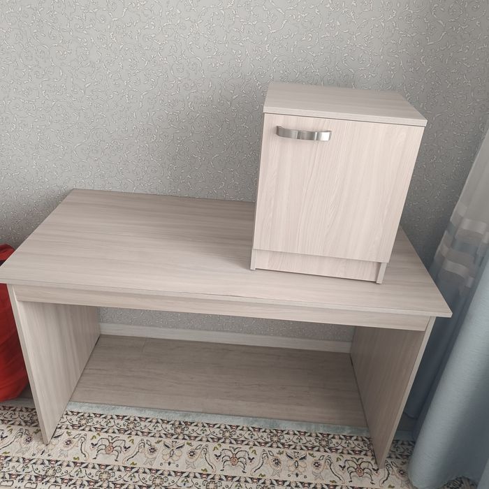 Продается стол с тумбой