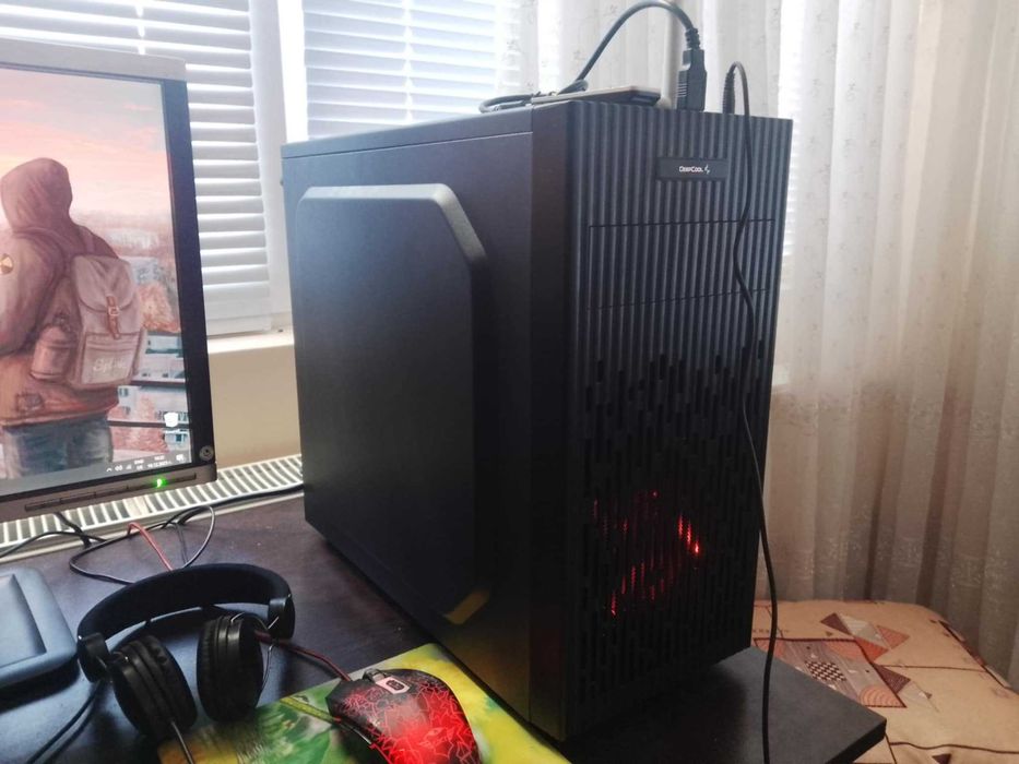 Kомпютър с монитор и клавиатура