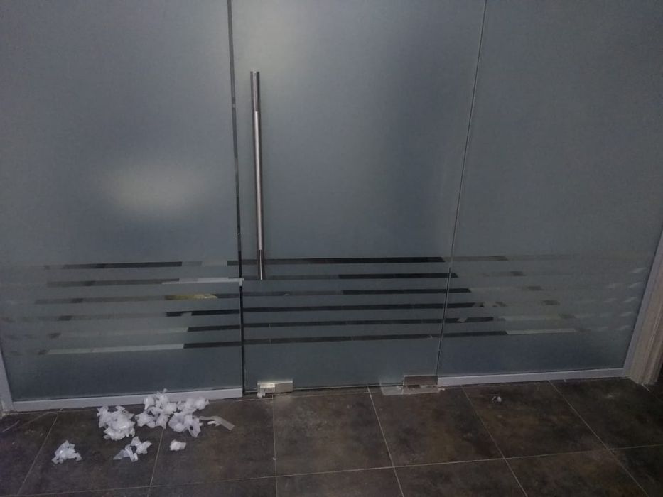 Двери стекла зеркала перегородки