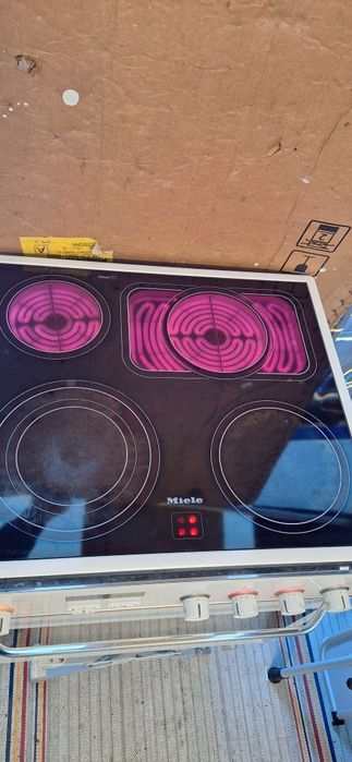 Фурна за вграждане с керамични котлони Miele