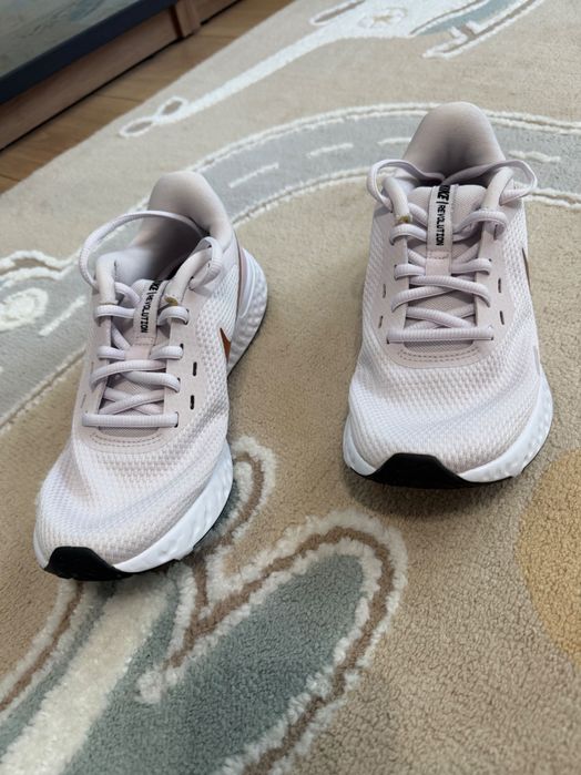 Дамски маратонки Nike Revolution 5