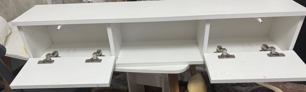 Настенный маленький шкаф