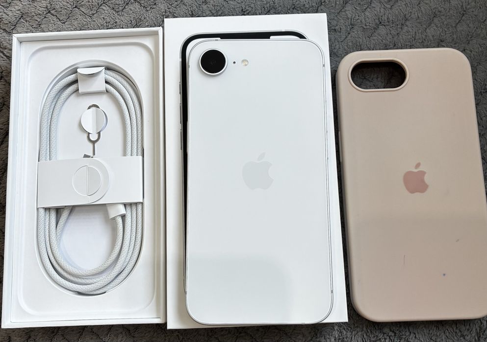 Iphone 16e 128gb телефона е в гаранция