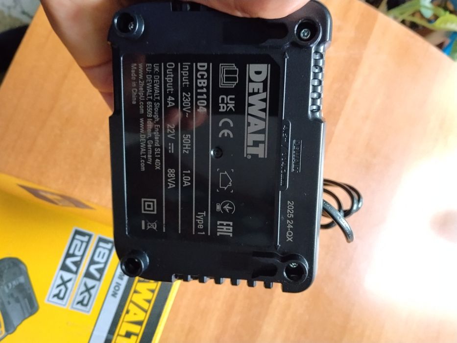 DeWalt DCB1104 incarcator scule 4A