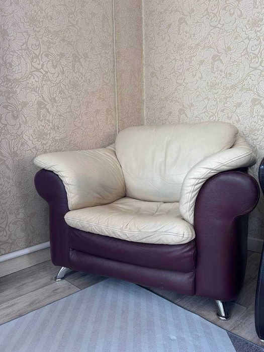 Кресло кожаное бежевое