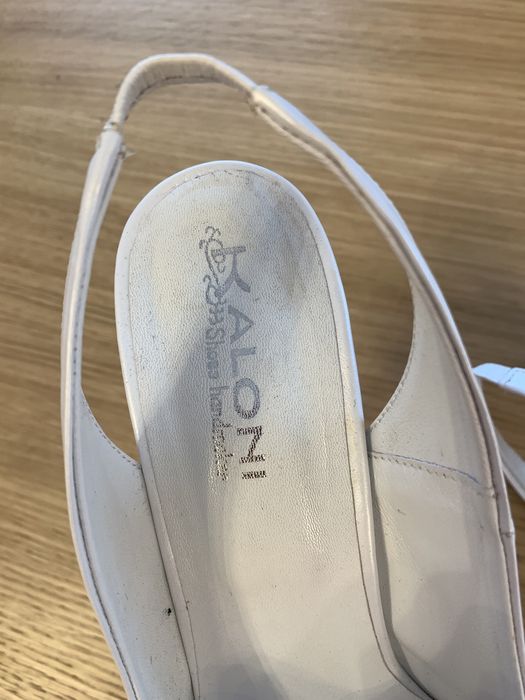 Pantofi sanda cu varf si calcai deschis, executati manual